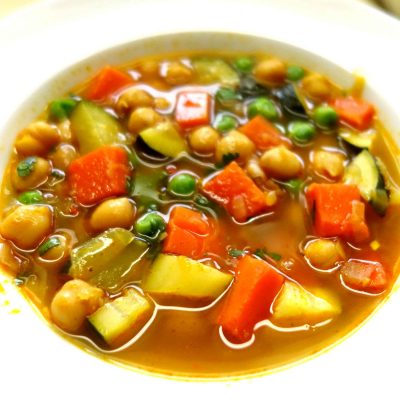 Soupe végétarienne aux pois chiches au curry à cuisson lente
